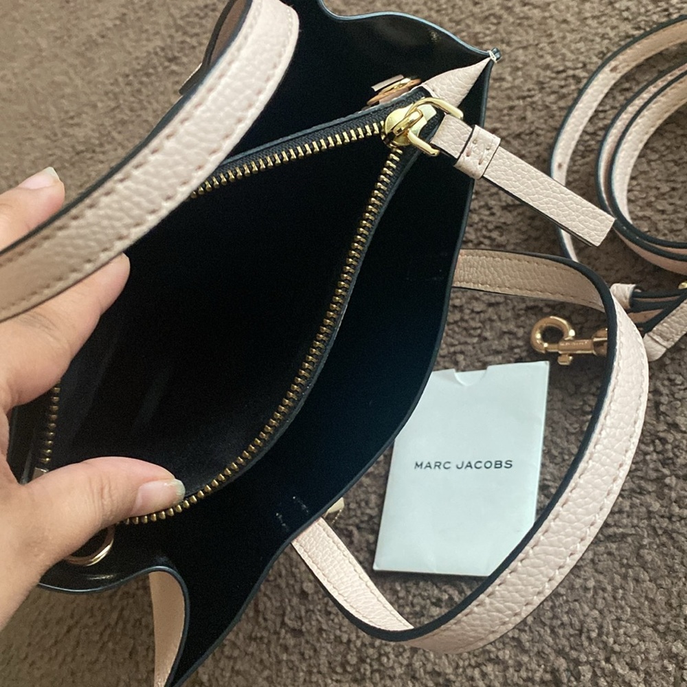 NWT- MARC JACOBS bag with strap and handle - Picture 9 of 11